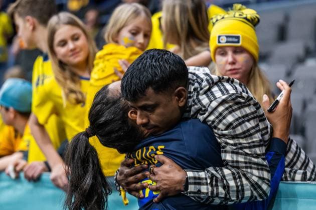 231203 Jamina Roberts of Sweden hugs Loui Sand after the IHF Women?s World Championship, WM, Weltmeisterschaft handball match between Senegal and Sweden on December 3, 2023 in Gothenburg. Photo: Mathias Bergeld BILDBYRAN kod MB MB0792 handball handboll handball bbeng vm handball-vm handbolls-vm ihf handball world championship world handball championship 2023 world championship 2023 senegal sverige sweden 5 dam women kvinner Copyright: MATHIASxBERGELD BB231203MB157