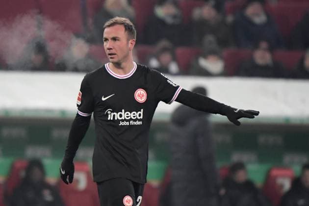 03.12.2023, xemx, Fussball 1.Bundesliga, FC Augsburg - Eintracht Frankfurt emspor, v.l. Mario Götze Goetze of Eintracht Frankfurt gestikuliert gibt Anweisungen mit den Armen gestikulieren gives instructions, gesticulate. (DFL DFB REGULATIONS PROHIBIT ANY USE OF PHOTOGRAPHS as IMAGE SEQUENCES and or QUASI-VIDEO) Augsburg