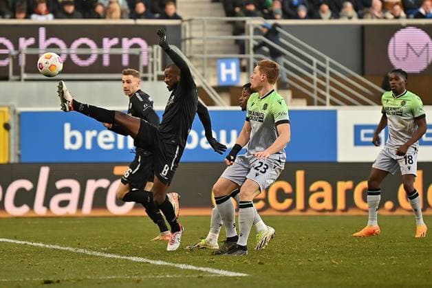 Paderborn, Home Deluxe Arena, 03.12.23, GER, Herren, 2.Bundesliga, Saison 2023-2024, SC Paderborn 07 - Hannover 96 Bild: Florent MUSLIJA (Paderborn) macht das Tor zum 1:0. v.li. Felix PLATTE (Paderborn) und David KINSOMBI (Paderborn) greifen nicht mehr ein Only for editorial use! DFL regulations prohibit any use of photographs as image sequences and or quasi-video. NRW Deutschland