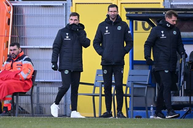 Paderborn, Home Deluxe Arena, 03.12.23, GER, Herren, 2.Bundesliga, Saison 2023-2024, SC Paderborn 07 - Hannover 96 Bild: Trainer Stefan LEITL (Hannover) Only for editorial use! DFL regulations prohibit any use of photographs as image sequences and or quasi-video. NRW Deutschland