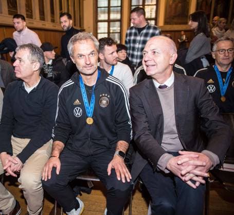 04.12.2023 xesx Frankfurtam Main, Römer Eintrag der U17, U 17 Weltmeister_Nationalmanschaft ins goldene Buch der Stadt Frankfurt Bild zeigt Andreas Rettig (DFB), U17-Trainer Christian Wück und DFB-Präsident Bernd Neuendorf