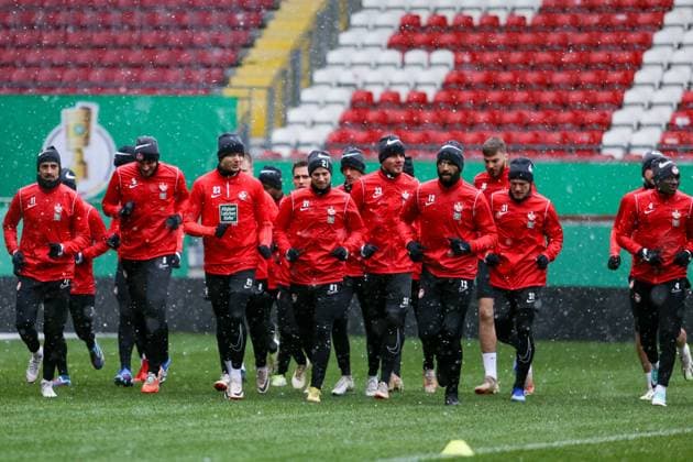Mannschaft laeuft sich warm bei Schneetreiben, Training, 1. FC Kaiserslautern , Fussball, 2. Bundesliga, Saison 2023 2024, 04.12.2023 Dimitrios Grammozis (Trainer 1.FC Kaiserslautern), Training, 1. FC Kaiserslautern , Fussball, 2. Bundesliga, Saison 2023 2024, 04.12.2023 Kaiserslautern