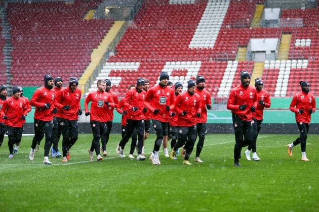 Mannschaft laeuft sich warm bei Schneetreiben, Training, 1. FC Kaiserslautern , Fussball, 2. Bundesliga, Saison 2023 2024, 04.12.2023 Dimitrios Grammozis (Trainer 1.FC Kaiserslautern), Training, 1. FC Kaiserslautern , Fussball, 2. Bundesliga, Saison 2023 2024, 04.12.2023 Kaiserslautern