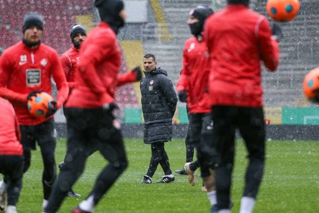 Sport Themen der Woche KW49 Sport Bilder des Tages Dimitrios Grammozis (Trainer 1.FC Kaiserslautern), Training, 1. FC Kaiserslautern , Fussball, 2. Bundesliga, Saison 2023 2024, 04.12.2023 Dimitrios Grammozis (Trainer 1.FC Kaiserslautern), Training, 1. FC Kaiserslautern , Fussball, 2. Bundesliga, Saison 2023 2024, 04.12.2023 Kaiserslautern *** Dimitrios Grammozis Coach 1 FC Kaiserslautern , Training, 1 FC Kaiserslautern , Football, 2 Bundesliga, Season 2023 2024, 04 12 2023 Dimitrios Grammozis Coach 1 FC Kaiserslautern , Training, 1 FC Kaiserslautern , Football, 2 Bundesliga, Season 2023 2024, 04 12 2023 Kaiserslautern Copyright: xEibner-Pressefoto AlexanderxNeisx EP_ANS