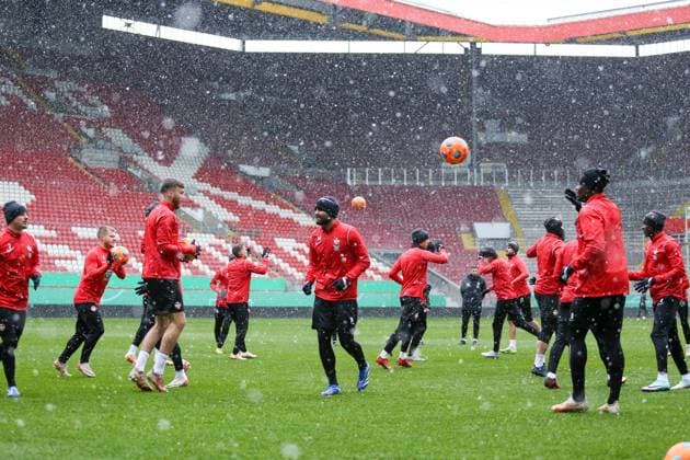 Mannschaft bei Uebungen, 1. FC Kaiserslautern , Fussball, 2. Bundesliga, Saison 2023 2024, 04.12.2023 Dimitrios Grammozis (Trainer 1.FC Kaiserslautern), Training, 1. FC Kaiserslautern , Fussball, 2. Bundesliga, Saison 2023 2024, 04.12.2023 Kaiserslautern