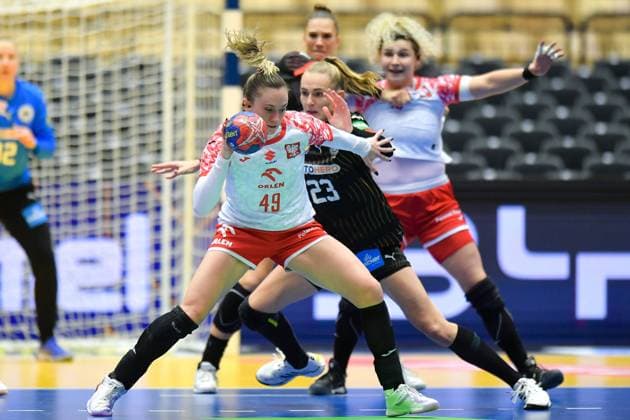 Sport Bilder des Tages Handball, Frauen WM, Deutschland - Polen 2023.12.04 Herning pilka reczna Mistrzostwa Swiata Kobiet 2023 Niemcy - Polska N z Karolina Kochaniak-Sala Annika Lott Foto Lukasz Laskowski PressFocus 2023.12.04 Herning Handball Women World Championship, WM, Weltmeisterschaft 2023 Germany vs Poland Karolina Kochaniak-Sala Annika Lott Credit: Lukasz Laskowski PressFocus NEWSPIX.PL --- Newspix.pl POLAND OUT!  20231204xluk18874