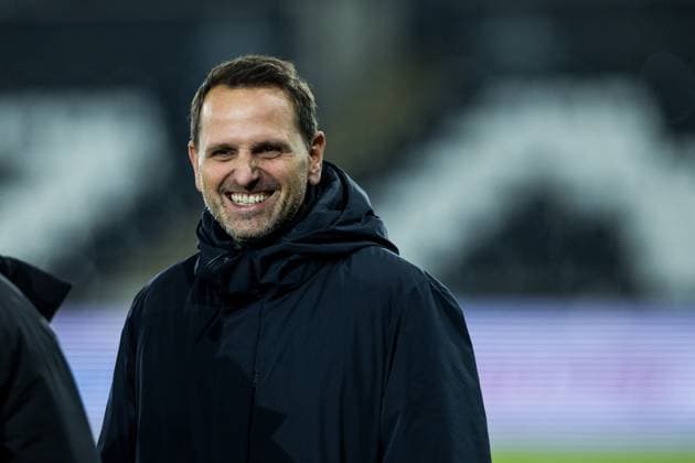 UEFA Women’s Nations League: Wales - Deutschland; 05.12.2023 Panagiotis Joti Chatzialexiou (Deutschland, Sportlicher Leiter Nationalmannschaften) lacht bei der Platzbegehung UEFA Women’s Nations League, Wales - Deutschland, Swansea, Swansea Stadium am 05.12.2023 Copyright: xBEAUTIFULxSPORTS Wunderlx