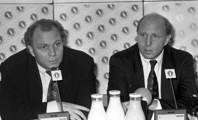 04.02.92 PK Südmilch Hoeneß Deutschland, Stuttgart, 04.02.1992, Fussball, Bundesliga, PK Südmilch: v.l. Uli Hoeneß, Dieter Hoeneß. *** 04 02 92 PK Südmilch Hoeneß Germany, Stuttgart, 04 02 1992, Soccer, Bundesliga, PK Südmilch v l Uli Hoeneß, Dieter Hoeneß