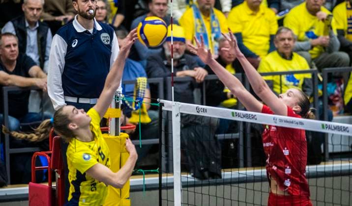 5.12.2023, Volleyball, GER, Damen, CEV-Cup, Rückspiel, Saison 2023 2024, SSC Palmberg Schwerin - Dresdner SC Nova Marring (SSC Palmberg Schwerin, li.) gegen Grace Elisabeth Frohling (Dresdner SC, re.) Schwerin Palmberg Arena Mecklenburg-Vorpommern Deutschland