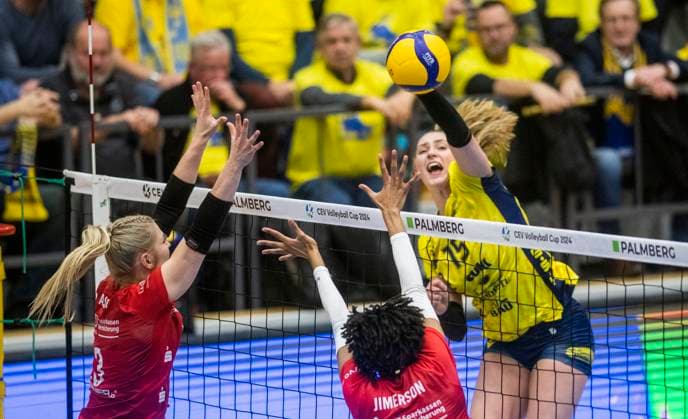 5.12.2023, Volleyball, GER, Damen, CEV-Cup, Rückspiel, Saison 2023 2024, SSC Palmberg Schwerin - Dresdner SC Hester Jasper (Dresdner SC, li.), Tia Naomi Jimerson (Dresdner SC, Mitte) gegen Elles Dambrink (SSC Palmberg Schwerin, re.) Schwerin Palmberg Arena Mecklenburg-Vorpommern Deutschland
