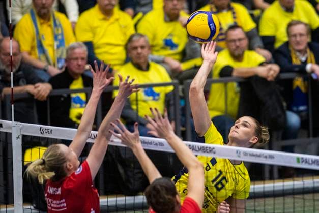 5.12.2023, Volleyball, GER, Damen, CEV-Cup, Rückspiel, Saison 2023 2024, SSC Palmberg Schwerin - Dresdner SC Grace Elisabeth Frohling (Dresdner SC, li.) gegen Indy Baijens (SSC Palmberg Schwerin, re.) Schwerin Palmberg Arena Mecklenburg-Vorpommern Deutschland