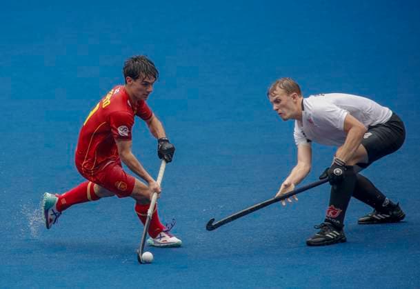 Spain Vs Canada of the FIH Hockey Men s Junior World Cup in Kuala Lumpur, Malaysia - 5 Dec, 2023 Espino Pablo of Spain (L) and Simpson Grant of Canada in action during the FIH Hockey Men s Junior World Cup Malaysia 2023 match between Spain and Canada at Bukit Jalil National Hockey Stadium. Final score; Spain 7:0 Canada. Kuala Lumpur Malaysia Copyright: xWongxFokxLoyx xSOPAxImagesx 2023125_WJH_0218 copy