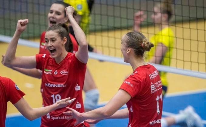 5.12.2023, Volleyball, GER, Damen, CEV-Cup, Rückspiel, Saison 2023 2024, SSC Palmberg Schwerin - Dresdner SC Sarah Straube (Dresdner SC, li.) und Grace Elisabeth Frohling (Dresdner SC, re.) Schwerin Palmberg Arena Mecklenburg-Vorpommern Deutschland