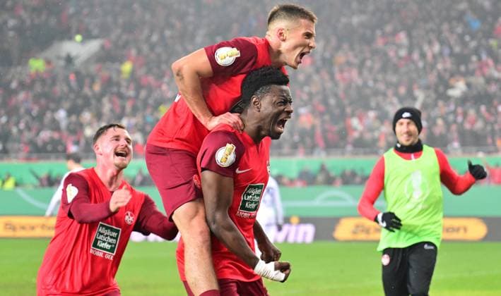 Sport Themen der Woche KW49 Sport Bilder des Tages 05.12.2023 - Fussball - Saison 2023 2024 - DFB Pokal Vereinspokal - 03. Runde: 1. FC Kaiserslautern Lautern FCK ( Rote Teufel ) - 1. FC Nürnberg Nuernberg FCN ( Club ) - Sportfoto Zink - xwoxzix - regulations prohibit any use of photographs as image sequences and or quasi-video - Torjubel Jubel Freude nach Treffer Tor Torschuß zum 2:0 durch Ragnar Ache (9, 1. FC Kaiserslautern FCK ) - Tobias Raschl (20, 1. FC Kaiserslautern FCK ) Ragnar Ache (9, 1. FC Kaiserslautern FCK ) *** 05 12 2023 Soccer Season 2023 2024 DFB Pokal Club Cup 03 Round 1 FC Kaiserslautern Lautern FCK Rote Teufel 1 FC Nürnberg Nuernberg FCN Club Sportfoto Zink xwoxzix regulations prohibit any use of photographs as image sequences and or quasi video Torjubel Jubel Jubel nach Treffer Tor Torschuß zum 2 0 durch Ragnar Ache 9, 1 FC Kaiserslautern FCK Tobias Raschl 20, 1 FC Kaiserslautern FCK Ragnar Ache 9, 1 FC Kaiserslautern FCK