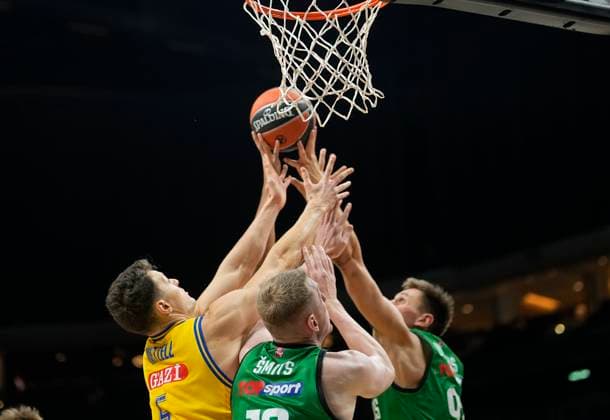 Sport Themen der Woche KW49 Sport Bilder des Tages Germany, Berlin, 05.12.2023, Mercedes Benz Arena, Alba Berlin vs Zalgiris Kaunas - Turkish airlines Euroleague - day 12, Yanni Wetzell (Alba Berlin) and Kevarrius Hayes (Zalgiris Kaunas) battle for the ball Berlin Mercedes Benz Arena Berlin Germany *** Germany, Berlin, 05 12 2023, Mercedes Benz Arena, Alba Berlin vs Zalgiris Kaunas Turkish airlines Euroleague day 12, Yanni Wetzell Alba Berlin and Kevarrius Hayes Zalgiris Kaunas battle for the ball Berlin Mercedes Benz Arena Berlin Germany  eu-images-659