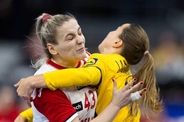 231205 Klara Birtic of Croatia and Anna Lagerquist of Sweden during the IHF Women?s World Championship, WM, Weltmeisterschaft handball match between Sweden and Croatia on December 5, 2023 in Gothenburg. Photo: Michael Erichsen BILDBYRAN COP 89 CS0458 handball handboll handball handboll handball bbeng vm handball-vm handbolls-vm ihf handball world championship world handball championship 2023 world championship 2023 sverige sweden kroatien croatia dam bbeng Copyright: MICHAELxERICHSEN BB231205MI024