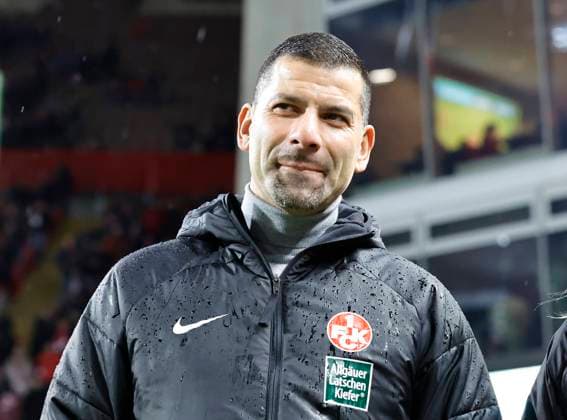 05.12.2023 - Fussball - Saison 2023 2024 - DFB Pokal Vereinspokal - 03. Runde: 1. FC Kaiserslautern Lautern FCK ( Rote Teufel ) - 1. FC Nürnberg Nuernberg FCN ( Club ) - Sportfoto Zink DaMa - xdaxmax - regulations prohibit any use of photographs as image sequences and or quasi-video - Dimitrios Grammozis (Trainer 1. FC Kaiserslautern FCK ) nachdenklich