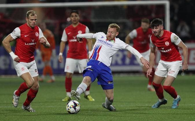 Bet McLean League Cup Quarter Final, Inver Park, Larne 5 12 2023 Larne vs Linfield Larne™s Lee Bonis and Leroy Millar challenge Linfield™s Michael Newberry Lee Bonis and Leroy Millar challenge Michael Newberry 5 12 2023  Copyright: x INPHO BrianxLittlex LC Larne v Linfield 002