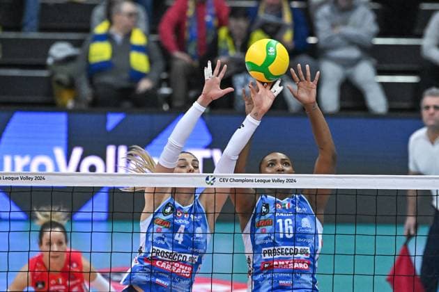 Middle block of Federica Squarcini and Lanier Khalia Imani Middle blocker during Antonio Carraro Imoco Conegliano vs Allianz MTV Stuttgart, CEV Champions League Women volleyball match in Treviso, Italy, December 05 2023  Copyright: xDuilioxDellaxLibera IPAxSportx x xx IPA_42037408 IPA_Agency_IPA42037408