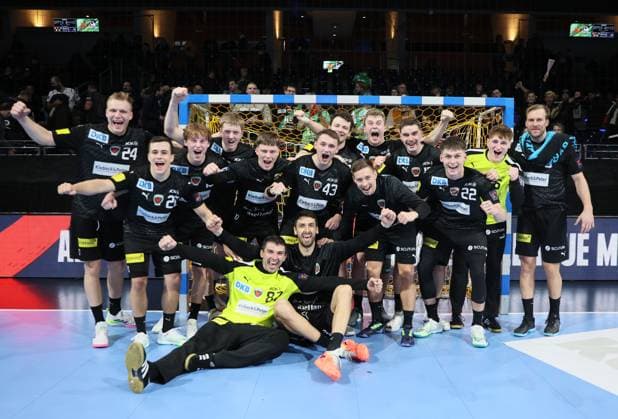 Bilder des Jahres 2023, Sport 12 Dezember Sport Themen der Woche KW49 EHF EuroLeague FÜCHSE Berlin vs RK Izvidac Ljubuski, at 05.12.23, in Berlin (Max-Schmeling-Halle), Germany das verjüngte Team der FÜCHSE Berlin, Max DARJ (Füchse Berlin 5), Jerry TOLLBRING (Füchse Berlin 9), Felix MART (Füchse Berlin 13), Marcel NOWAK (Füchse Berlin 15), Nils LICHTLEIN (Füchse Berlin 17), Maximilian GRUNDMANN (Füchse Berlin 16), Tim FREIHÖFER (Füchse Berlin 20), Lucas MOHR (Füchse Berlin 21), Maxim ORLOV (Füchse Berlin 22), William REICHARDT (Füchse Berlin 23), Sören FUHRMANN (Füchse Berlin 24), Hakun WEST AV TEIGUM (Füchse Berlin 34), Marko KOPLJAR (Füchse Berlin 35), Jann Keno JACOBS (Füchse Berlin 43), Viktor KIREEV (Füchse Berlin 87) *** EHF EuroLeague FÜCHSE Berlin vs RK Izvidac Ljubuski, at 05 12 23, in Berlin Max Schmeling Halle , Germany the rejuvenated team of FÜCHSE Berlin, Max DARJ Füchse Berlin 5 , Jerry TOLLBRING Füchse Berlin 9 , Felix MART Füchse Berlin 13 , Marcel NOWAK Füchse Berlin 15 , Nils LICHTLEIN Füchse Berlin 17 , Maximilian GRUNDMANN Füchse Berlin 16 , Tim FREIHÖFER Füchse Berlin 20 , Lucas MOHR Füchse Berlin 21 , Maxim ORLOV Füchse Berlin 22 , William REICHARDT Füchse Berlin 23 , Sören FUHRMANN Füchse Berlin 24 , Hakun WEST AV TEIGUM Füchse Berlin 34 , Marko KOPLJAR Füchse Berlin 35 , Jann Keno JACOBS Füchse Berlin 43 , Viktor KIREEV Füchse Berlin 87