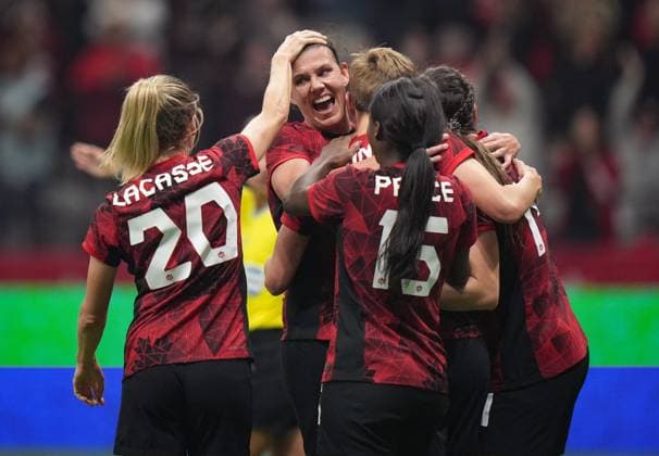 December 5, 2023, VANCOUVER, BC, CANADA: Canada s Christine Sinclair, back centre, Cloe Lacasse (20) and Quinn, third right, celebrate Quinn s goal against Australia during the first half of an International Friendly, Länderspiel, Nationalmannschaft soccer match, in Vancouver, on Tuesday, December 5, 2023. Canada News - December 5, 2023 - ZUMAc35_ 20231205_zaf_c35_123 Copyright: xDarrylxDyckx
