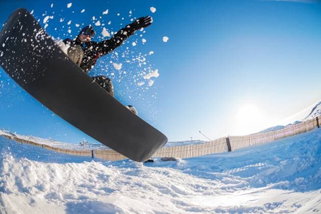 Snowboarder jumping against blue sky Snowboarder executing a radical jump against blue sky. (License=RF) 8814478 ,model released, Symbolfoto Copyright: xZoonar.com homydesignx 8814478 ,model released, Symbolfoto ,property released