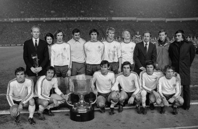 Kiev, Ukrainian SSR, USSR. FC Dynamo Kiev Soviet football players: Vladimir Troshkin, Mikhail Fomenko, Stefan Reshko, Valery Zuev, Vladimir Muntyan, Vladimir Onishchenko (L-R front), head coach Valery Lobanovsky, administrator Alexander Petrashevsky, football players Vladimir Veremeev, goalkeeper Yevgeny Rudakov, Anatoly Konkov, Leonid Buryak, Oleg Blokhin, coach Oleg Bazilevich, team captain Viktor Kolotov and football player Viktor Matvienko (L-R back) pose for a photo during the awarding ceremony of the Dynamo Kiev football team who won first place in the competition for the European Super Cup at the Republican Stadium. FC Dynamo Kiev won a landslide victory in the final match against FC Bayern Munich - 2:0. Vyacheslav Un Da-Sin, Alexander Yakovlev TASS  32484259