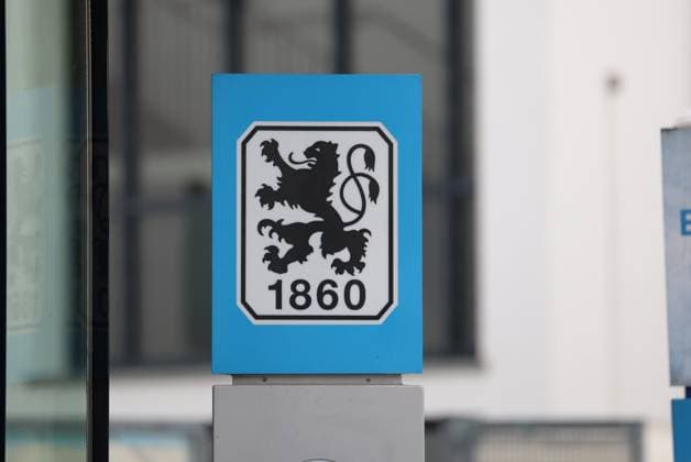 München, Deutschland 06. Dezember 2023: Fussball, Herren, 3.Liga, Saison 2023 2024, TSV 1860 München, Training, Grünwalder Strasse 114 Hier das Logo, Wappen des TSV 1860 München am Trainingsgelände, Symbolbild