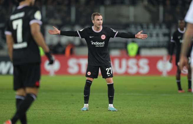 06.12.2023, Fussball DFB-Pokal Achtelfinale, 1. FC Saarbrücken - Eintracht Frankfurt, despor, emonline, emspor, v.l., Mario Götze (Eintracht Frankfurt) gibt Anweisungen, gestikuliert, mit den Armen gestikulieren gives instructions, gesticulate DFL DFB REGULATIONS PROHIBIT ANY USE OF PHOTOGRAPHS AS IMAGE SEQUENCES AND OR QUASI-VIDEO. xdcx Copyright: HMBxMedia