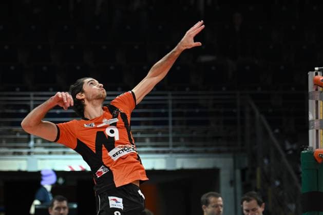 Berlin, Deutschland 06. Dezember 2023: DVV Pokal - 1 2 Finale - 2023 2024 - Berlin Recycling Volleys vs. SVG Lüneburg Im Bild: Timothee Carle (BR Volleys) beim warmup Copyright: xFotostandx xReuhlx