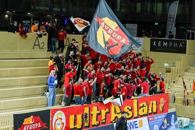 06.12.2023, Volleyball, Frauen, CEV Volleyball Challenge Cup, Achtelfinale 2023 2024 - VC Wiesbaden (Deutschland) - Galatasaray Daikin Istanbul (Türkei) Fans von Galatasaray Daikin Istanbul (Türkei) unterstützen ihre Mannschaft lautstark. Wiesbaden Sporthalle am Platz der Deutsche Hessen Deutschland