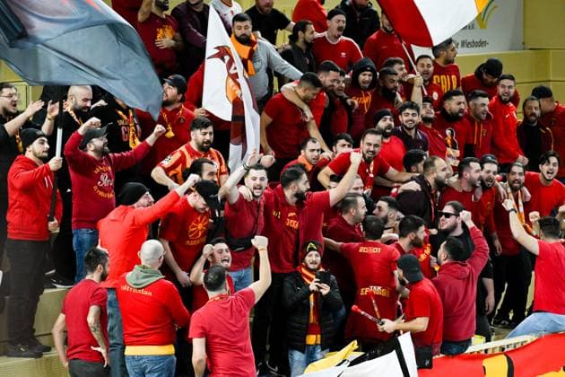06.12.2023, Volleyball, Frauen, CEV Volleyball Challenge Cup, Achtelfinale 2023 2024 - VC Wiesbaden (Deutschland) - Galatasaray Daikin Istanbul (Türkei) Fans von Galatasaray Daikin Istanbul (Türkei) unterstützen ihre Mannschaft lautstark. Wiesbaden Sporthalle am Platz der Deutsche Hessen Deutschland