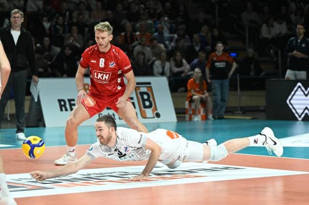 Berlin, Deutschland 06. Dezember 2023: DVV Pokal - 1 2 Finale - 2023 2024 - Berlin Recycling Volleys vs. SVG Lüneburg Im Bild: Jesse Elser (SVG Lüneburg) streckt sich zur Ballannahme Copyright: xFotostandx xReuhlx