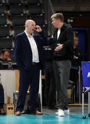 Trainer Joel Banks redet mit Trainer Stefan Hübner Volleyball DVV Pokal Halbfinale Herren Saison 2023 2024 06.12.2023 BR Volleys Berlin BRV vs. SVG Lüneburg