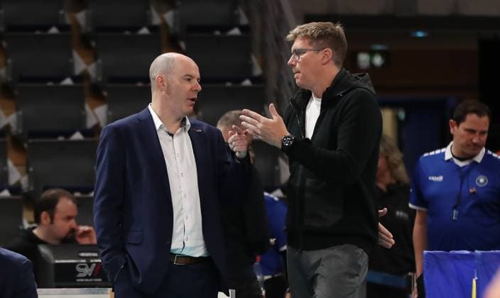 Trainer Joel Banks redet mit Trainer Stefan Hübner Volleyball DVV Pokal Halbfinale Herren Saison 2023 2024 06.12.2023 BR Volleys Berlin BRV vs. SVG Lüneburg