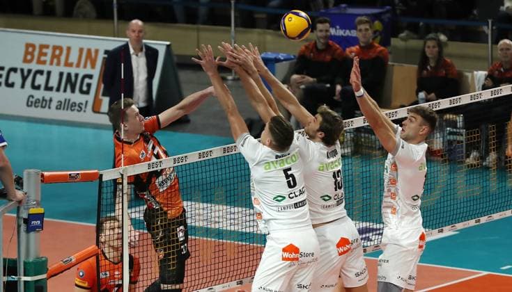 Marek Sotola im Angriff, Erik Röhrs, Yann Böhme, Yann Böhme Zweikampf Spielszene Aktion Volleyball DVV Pokal Halbfinale Herren Saison 2023 2024 06.12.2023 BR Volleys Berlin BRV vs. SVG Lüneburg