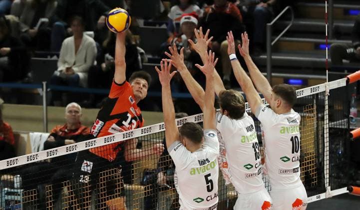 Ruben Schott im Angriff, Erik Röhrs, Matthew Knigge, Yann Böhme Zweikampf Spielszene Aktion Volleyball DVV Pokal Halbfinale Herren Saison 2023 2024 06.12.2023 BR Volleys Berlin BRV vs. SVG Lüneburg