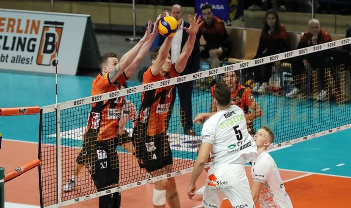 Erik Röhrs im Angriff, Marek Sotola, Timo Tammemaa Volleyball DVV Pokal Halbfinale Herren Saison 2023 2024 06.12.2023 BR Volleys Berlin BRV vs. SVG Lüneburg