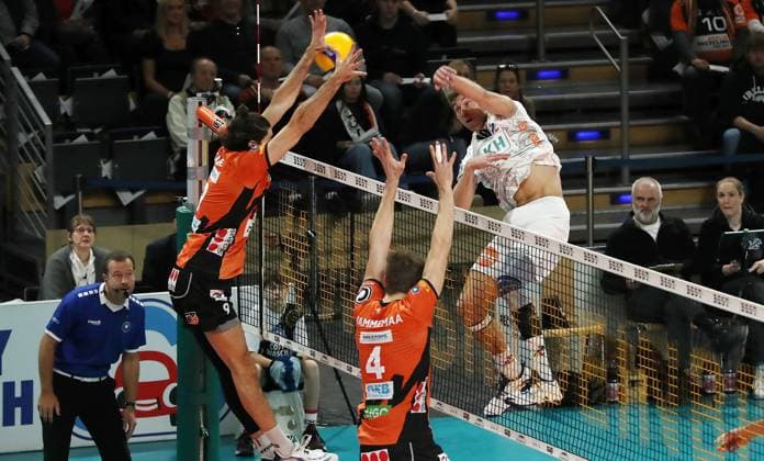 Yann Böhme im Angriff, Timothee Carle, Timo Tammemaa Zweikampf Spielszene Aktion Volleyball DVV Pokal Halbfinale Herren Saison 2023 2024 06.12.2023 BR Volleys Berlin BRV vs. SVG Lüneburg