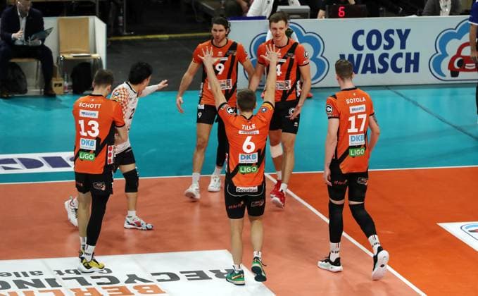 Ruben Schott, Timothee Carle, Johannes Tille, Timo Tammemaa, Marek Sotola jubelt nach Punktgewinn Freude Emotion Jubel Volleyball DVV Pokal Halbfinale Herren Saison 2023 2024 06.12.2023 BR Volleys Berlin BRV vs. SVG Lüneburg