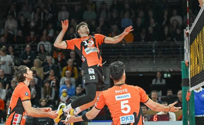 Berlin, Deutschland 06. Dezember 2023: DVV Pokal - 1 2 Finale - 2023 2024 - Berlin Recycling Volleys vs. SVG Lüneburg Im Bild: v.li.: Timothee Carle (BR Volleys), Ruben Schott (BR Volleys, Nehemiah Mote (BR Volleys) Copyright: xFotostandx xReuhlx