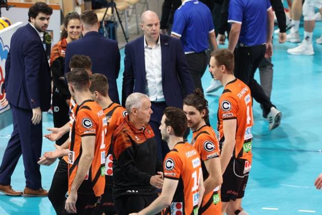DEU, DVV, 1.VBL, BR Volleys vs. Lueneburg, 06.12.2023, Max-Schmeling-Halle, Berlin, DEU, DVV, 1.VBL, BR Volleys vs. Lueneburg, im Bild Trainer Joel Banks (BR Volleys), BR Volleys-Spielerkreis Foto: Juergen Engler nordphoto GmbH