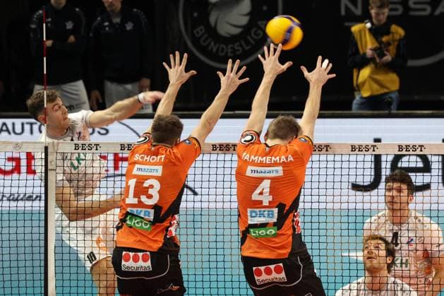 Sport Themen der Woche KW49 Sport Bilder des Tages DEU, DVV, 1.VBL, BR Volleys vs. Lueneburg, 06.12.2023, Max-Schmeling-Halle, Berlin, DEU, DVV, 1.VBL, BR Volleys vs. Lueneburg, im Bild Ruben Schott (BR Volleys 13), Timo Tammemaa (BR Volleys 4), Roy Ching (Lueneburg 18) Foto: Juergen Engler nordphoto GmbH *** DEU, DVV, 1 VBL, BR Volleys vs Lueneburg, 06 12 2023, Max Schmeling Halle, Berlin, DEU, DVV, 1 VBL, BR Volleys vs Lueneburg, in the picture Ruben Schott BR Volleys 13 , Timo Tammemaa BR Volleys 4 , Roy Ching Lueneburg 18 Photo Juergen Engler nordphoto GmbH nordphotoxGmbHx xEngler nph00076