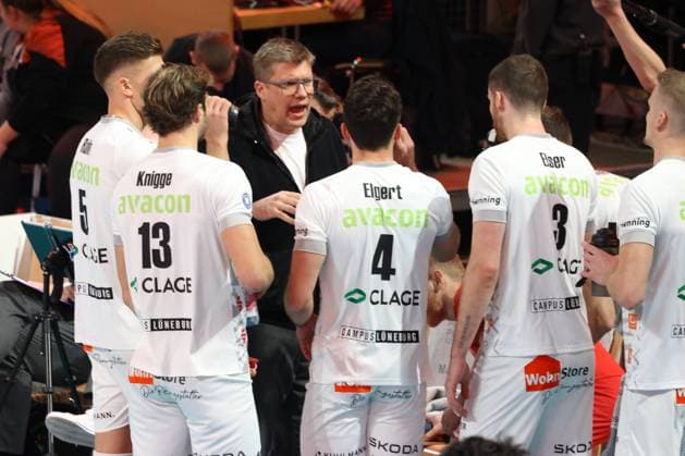 DEU, DVV, 1.VBL, BR Volleys vs. Lueneburg, 06.12.2023, Max-Schmeling-Halle, Berlin, DEU, DVV, 1.VBL, BR Volleys vs. Lueneburg, im Bild Trainer Stefan Huebner (Lueneburg), Lueneburger-Spielerkreis Foto: Juergen Engler nordphoto GmbH