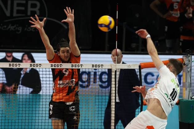 DEU, DVV, 1.VBL, BR Volleys vs. Lueneburg, 06.12.2023, Max-Schmeling-Halle, Berlin, DEU, DVV, 1.VBL, BR Volleys vs. Lueneburg, im Bild Timothee Carle (BR Volleys 9), Yann Boehme (Lueneburg 10) Foto: Juergen Engler nordphoto GmbH