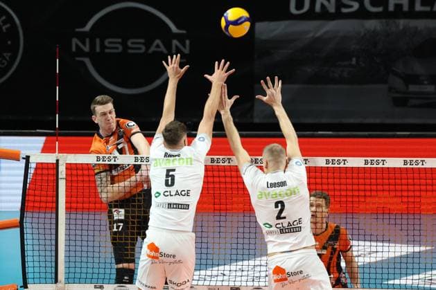 DEU, DVV, 1.VBL, BR Volleys vs. Lueneburg, 06.12.2023, Max-Schmeling-Halle, Berlin, DEU, DVV, 1.VBL, BR Volleys vs. Lueneburg, im Bild Marek Sotola (BR Volleys 17), Erik Roehrs (Lueneburg 5), Blake Leeson (Lueneburg 2) Foto: Juergen Engler nordphoto GmbH