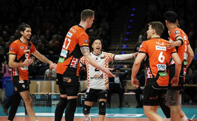 Timothee Carle, Marek Sotola, Satoshi Tsuiki, Johannes Tille, Nehemiah Mote jubelt nach Punktgewinn Freude Emotion Jubel Volleyball DVV Pokal Halbfinale Herren Saison 2023 2024 06.12.2023 BR Volleys Berlin BRV vs. SVG Lüneburg