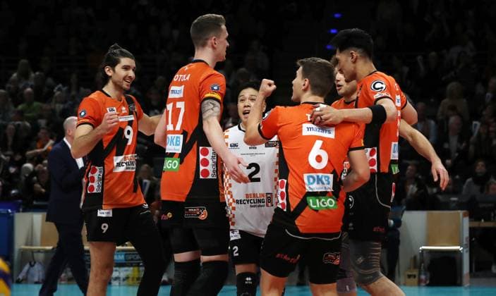 Trainer Joel Banks redet mit Trainer Stefan Hübner Volleyball DVV Pokal Halbfinale Herren Saison 2023 2024 06.12.2023 BR Volleys Berlin BRV vs. SVG Lüneburg