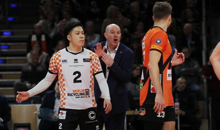 Satoshi Tsuiki, Trainer Joel Banks redet mit Ruben Schott Volleyball DVV Pokal Halbfinale Herren Saison 2023 2024 06.12.2023 BR Volleys Berlin BRV vs. SVG Lüneburg
