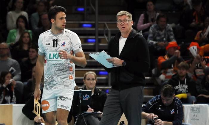Xander Ketrzynski, Trainer Stefan Hübner Aktion Oberkörper Volleyball DVV Pokal Halbfinale Herren Saison 2023 2024 06.12.2023 BR Volleys Berlin BRV vs. SVG Lüneburg